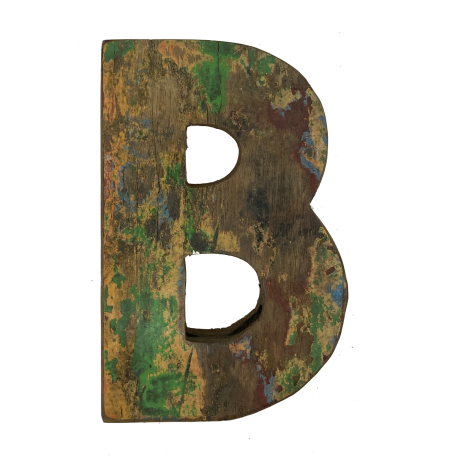 Houten letter B gemaakt van oude vissersbootjes