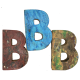 Houten letter B gemaakt van oude vissersbootjes