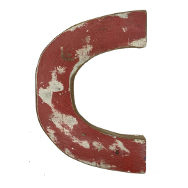 Houten letter C  gemaakt van oude vissersbootjes