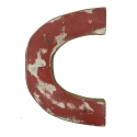 Houten letter C  gemaakt van oude vissersbootjes