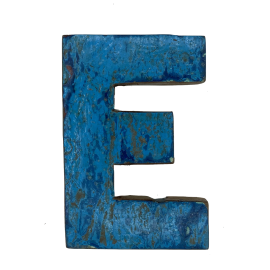 Houten letter E gemaakt van oude vissersbootjes