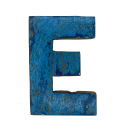 Houten letter E gemaakt van oude vissersbootjes