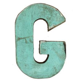 Houten letter G gemaakt van oude vissersbootjes