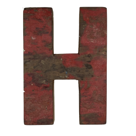 Houten letter H gemaakt van oude vissersbootjes