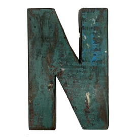 Houten letter N gemaakt van oude vissersbootjes