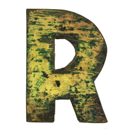 Houten letter R gemaakt van oude vissersbootjes