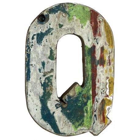 Houten letter Q gemaakt van oude vissersbootjes