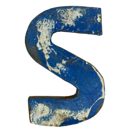 Houten letter S gemaakt van oude vissersbootjes