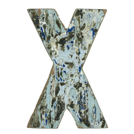 Houten letter X gemaakt van oude vissersbootjes