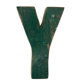Houten letter Y gemaakt van oude vissersbootjes