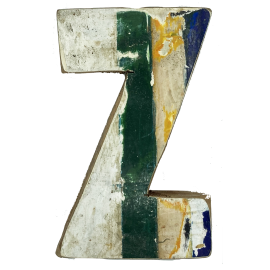 Houten letter Z gemaakt van oude vissersbootjes
